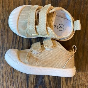 Never worn! Cat & Jack size 4 sneakers